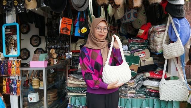 ibu sherly mitra rajut