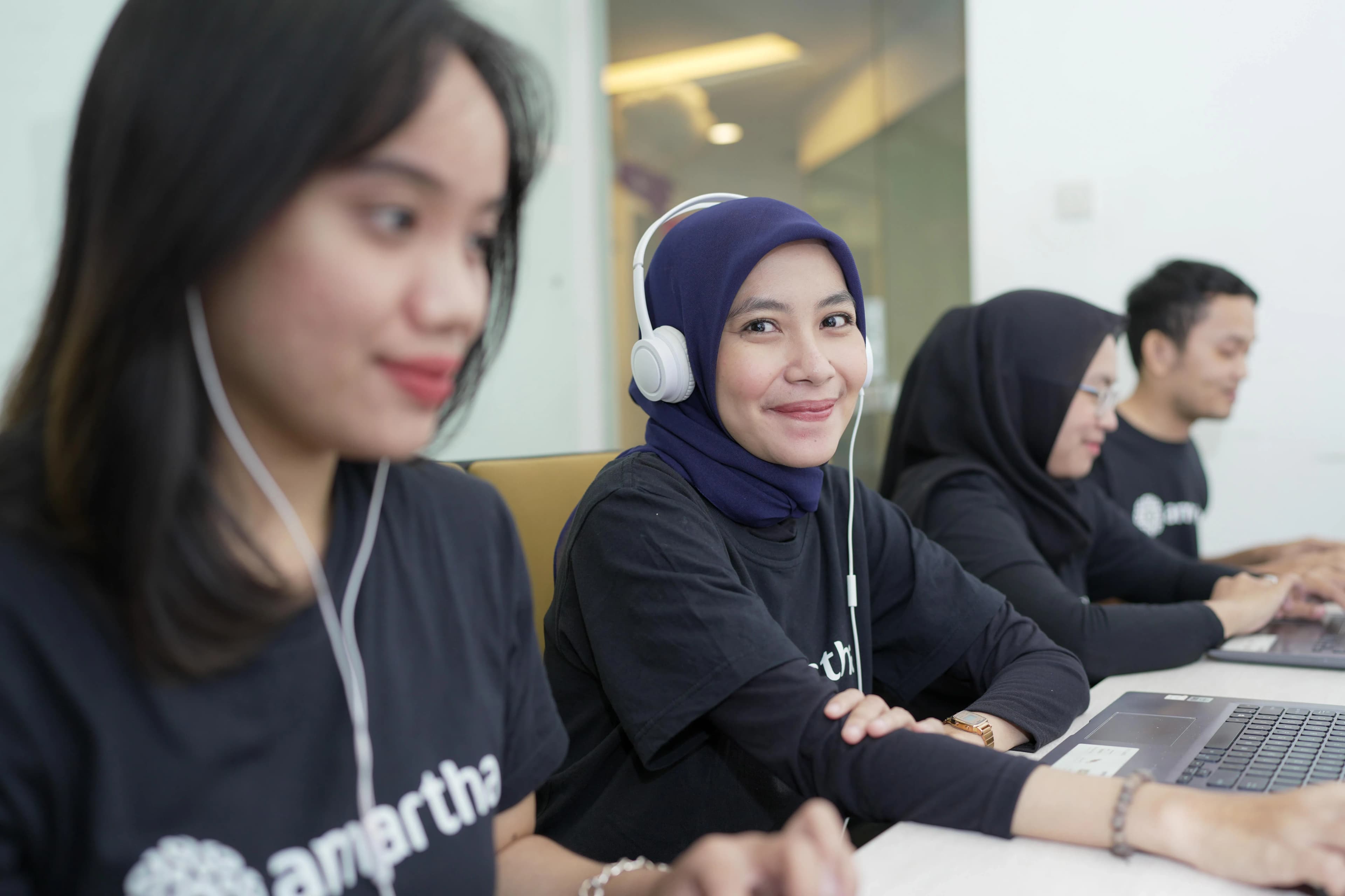 Siap membantu Anda dengan cepat, jelas, dan resmi