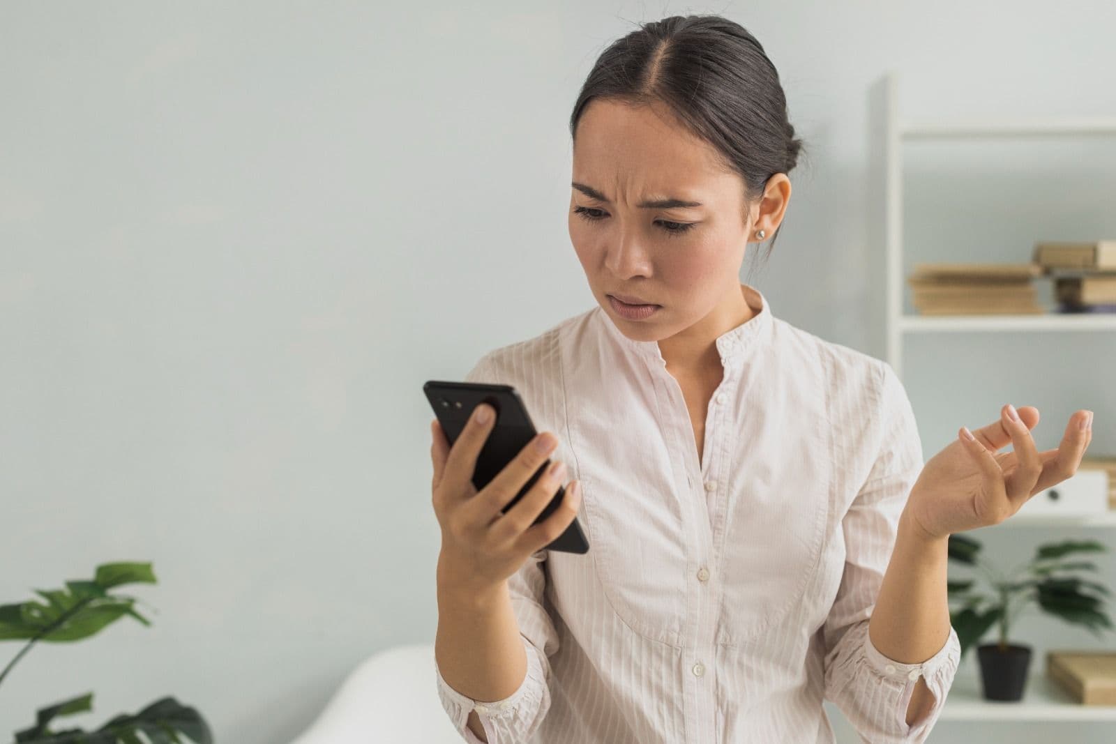 Waspadai! Ini Ciri-Ciri Nomor Telepon Scammer